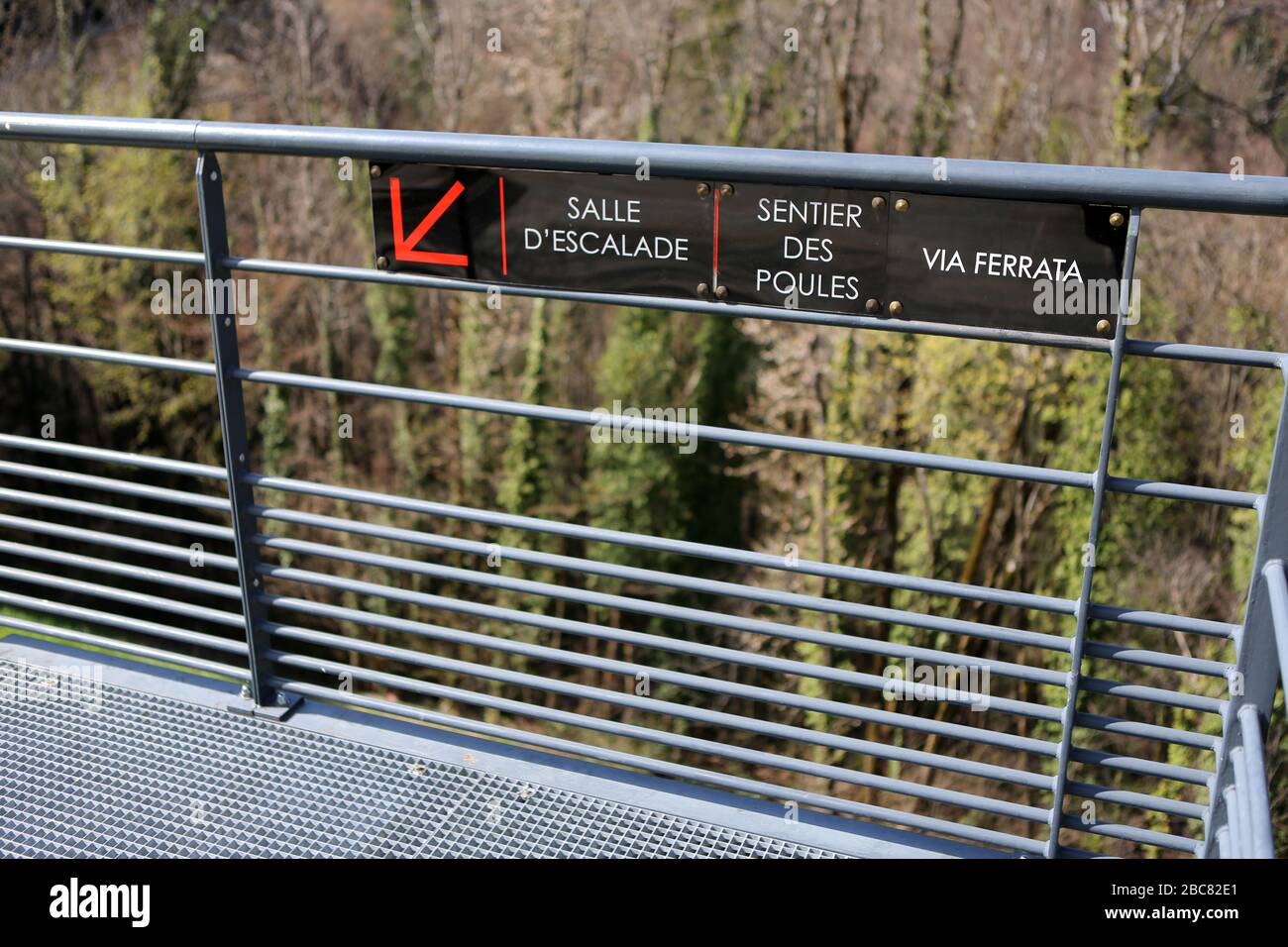 Salle d'Escalade. Sentier des Poules. Via Ferrata. Panneau sur une barrière. Saint-Gervais-les-Bains. Haute-Savoie. Frankreich. Stockfoto