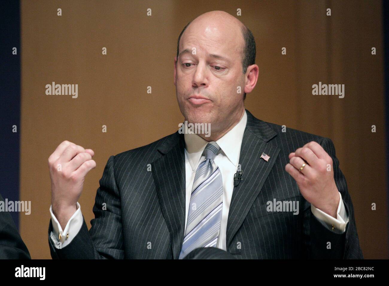 Ari Fleischer, Pressesprecher 2001-2003, erörtert, was sich hinter verschlossenen Türen im "Situation Room" des Weißen Hauses, im Pentagon, und im "Air Force One" am Tag der Anschläge vom 11. September und seiner unmittelbaren Nachwirkungen im "National Constitution Center" in Philadelphia am 28. Februar 2009 absetzte. Kredit: Scott Weiner/MediaPunch Stockfoto