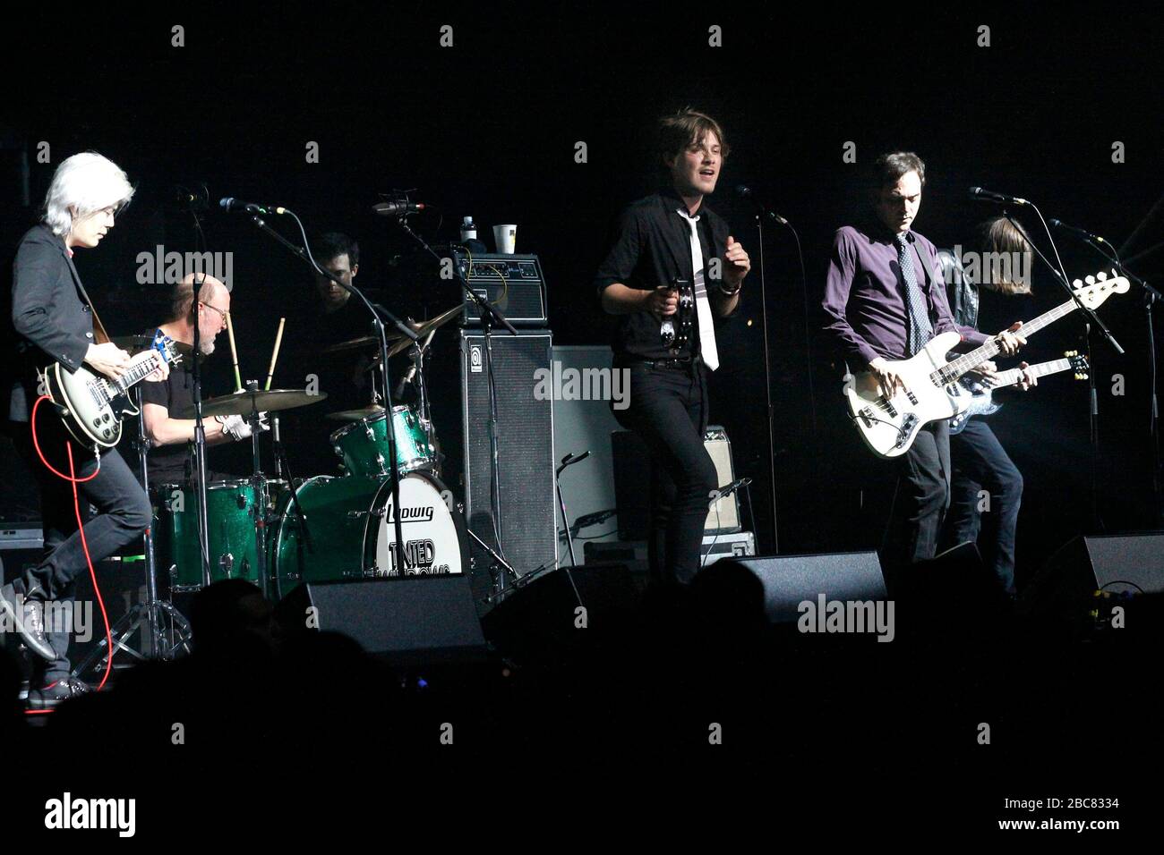 Tainted Windows mit dem ehemaligen Smashing Pumpkins Gitarristen James IHA, Hanson Sänger/Keyboarder Taylor Hanson, Fountaines von Wayne Bassist Adam Schlesinger und Cheap Trick-Schlagzeuger Bun E. Carlos, der am 2. Mai 2009 im Borgata in Atlantic City, New Jerseiy auftrat. Kredit: Scott Weiner/MediaPunch Stockfoto