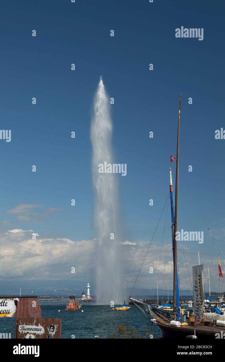 Ein Blick auf den Genfersee, Schweiz mit dem Jet d'Eau im Hintergrund. Stockfoto