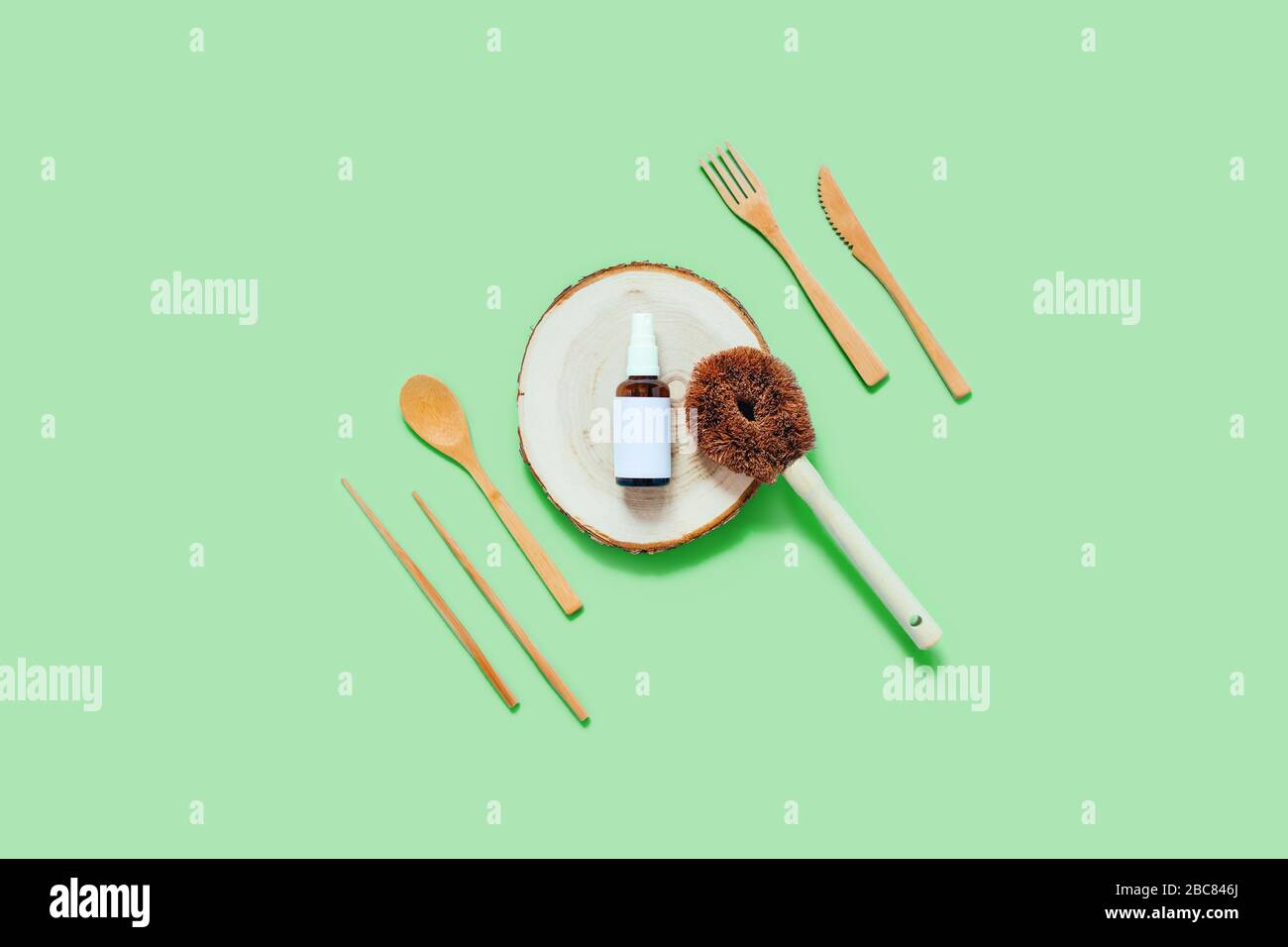 Umweltfreundliches Küchenzubehör. Bambuslöffel, Gabeln, Ölspray und Schwamm. Stockfoto