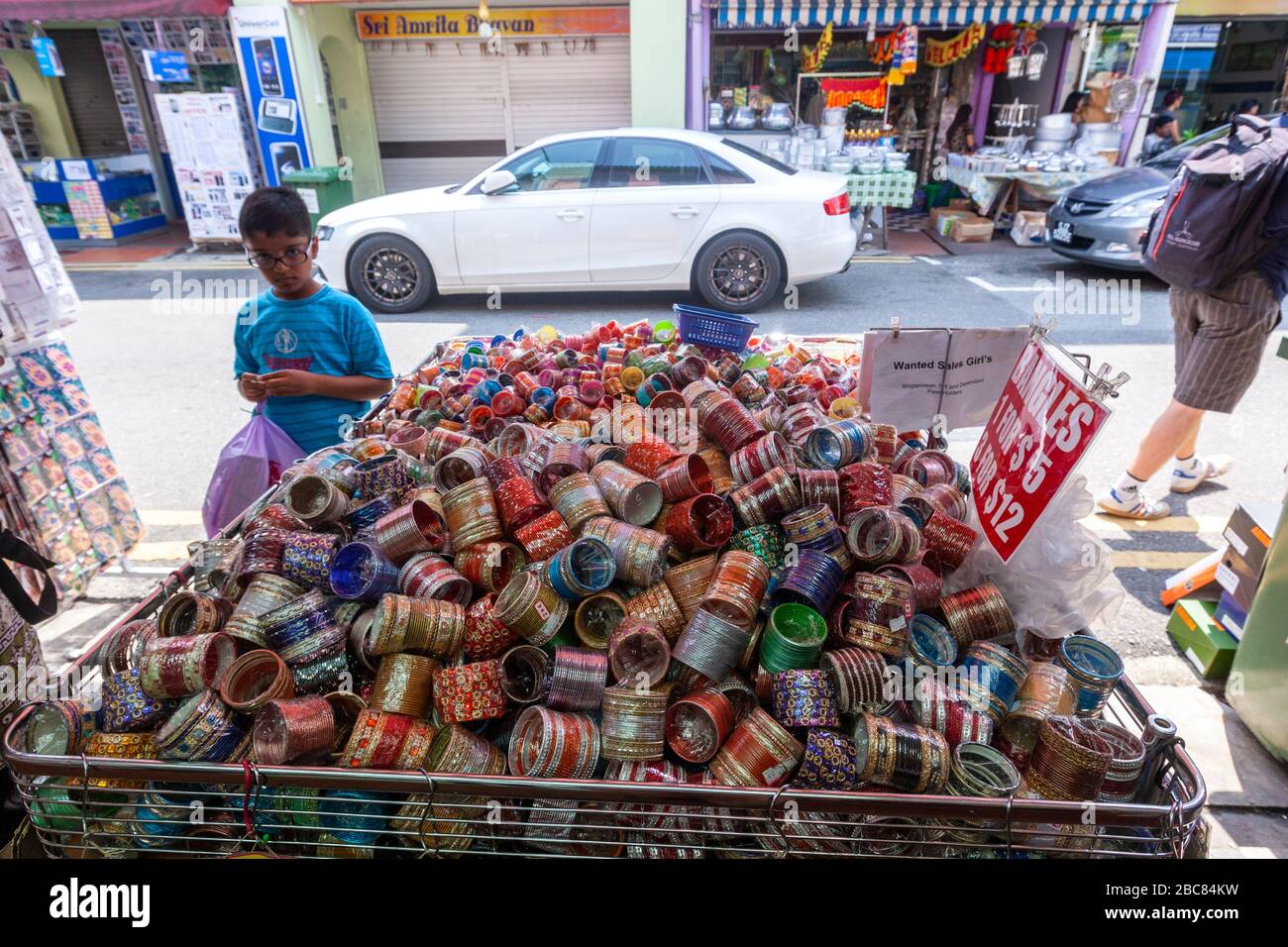 Das Geschäft mit indischen Bangles in Little India ist ein Distrikt in Singapur Stockfoto