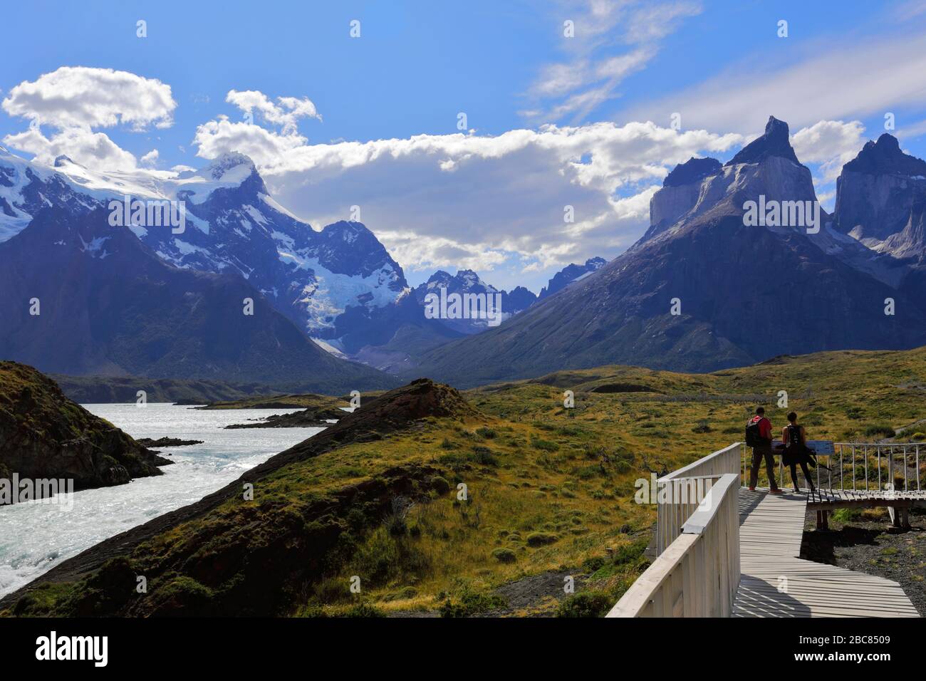 Wanderer im Salto Grande Wasserfall, Lago Pehoe, Torres de Paine, Magallanes Region, Patagonien, Chile Stockfoto