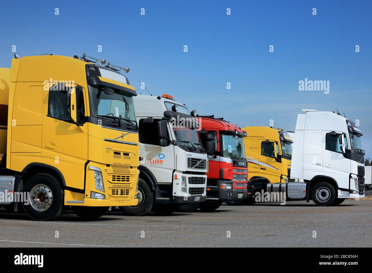 FORSSA, Finnland - 9. April 2017: Line-up der bunten neuen und gebrauchten Volvo und Scania halb LKWas auf Asphalt Hof an einem bewölkten Tag. Stockfoto