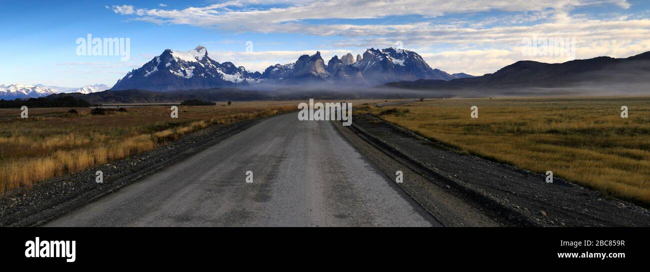 Blick auf den Cerro Paine Grande und die Cordillera de Paine, Torres del Paine, Magallanes Region, Patagonien, Chile Stockfoto