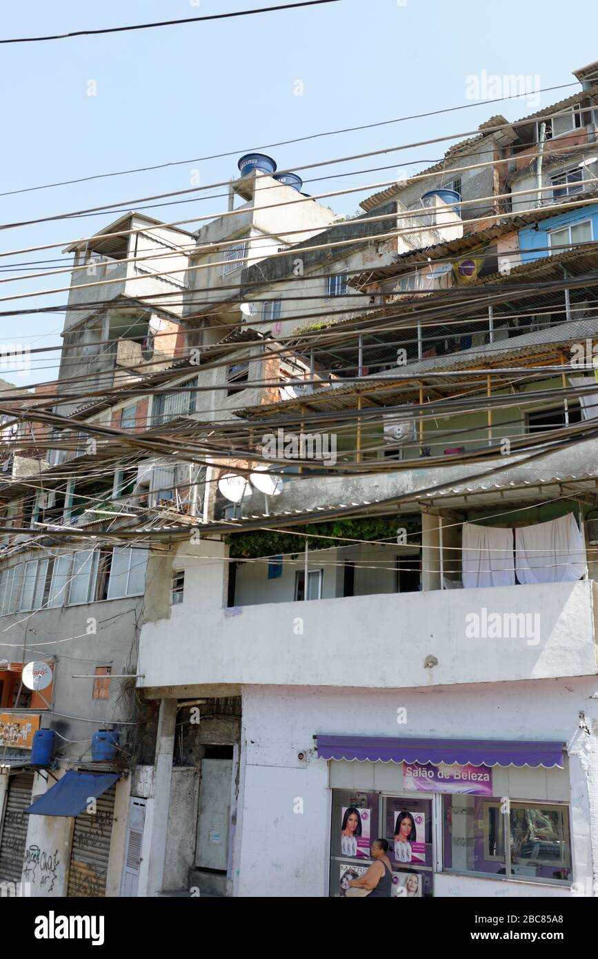 Die vielen und unordentlichen Kabel für Telekommunikation und Stromversorgung in der rochina Favela in Rio De Janeiro Stockfoto