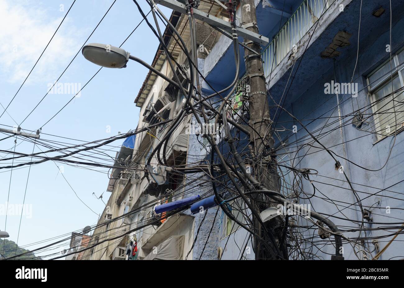 Die vielen und unordentlichen Kabel für Telekommunikation und Stromversorgung in der rochina Favela in Rio De Janeiro Stockfoto