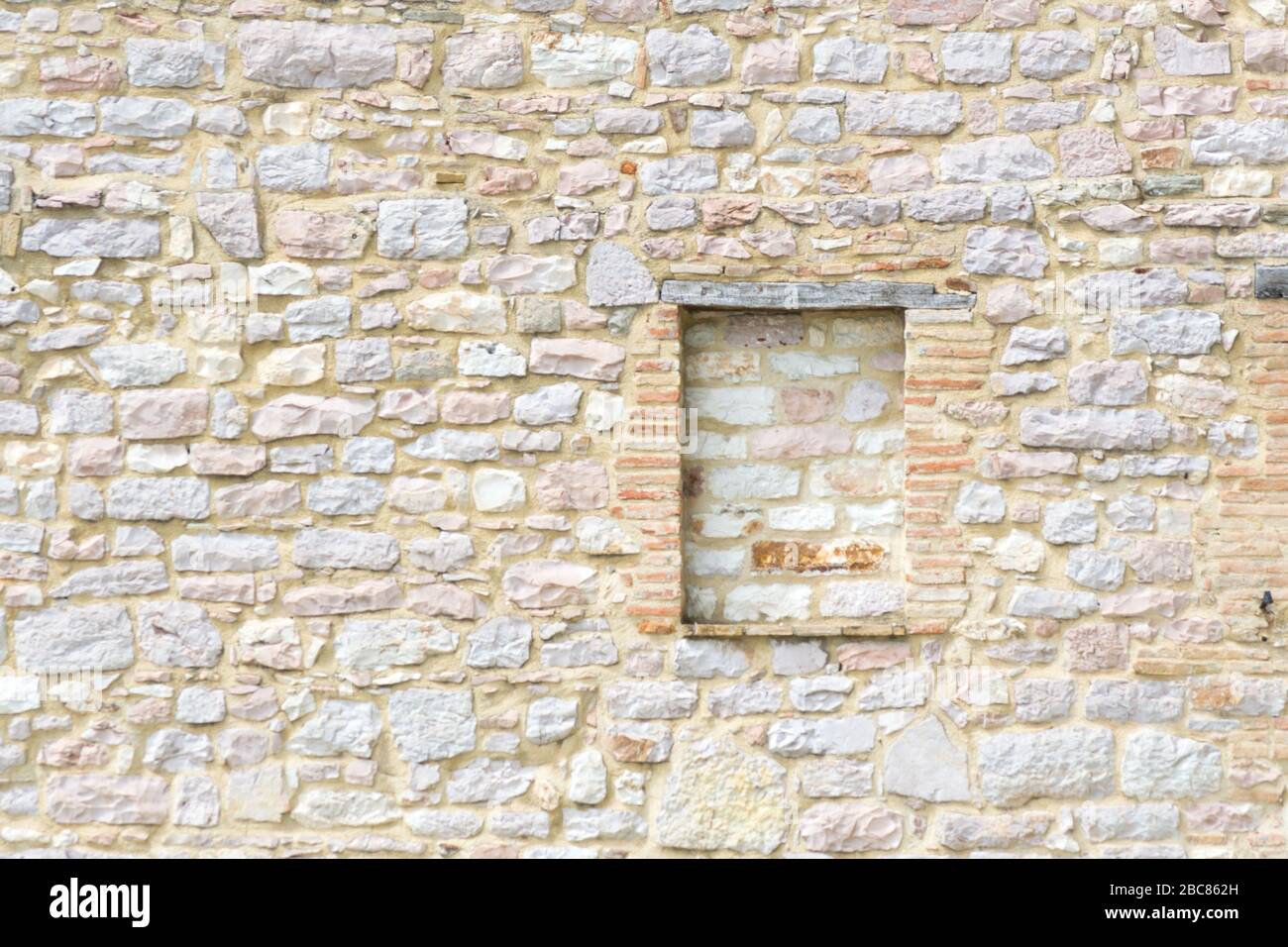Detaillierte Steinwand Textur eines kleinen Hauses in einer kleinen Stadt Umbrien im zentralen Teil von Italien Stockfoto