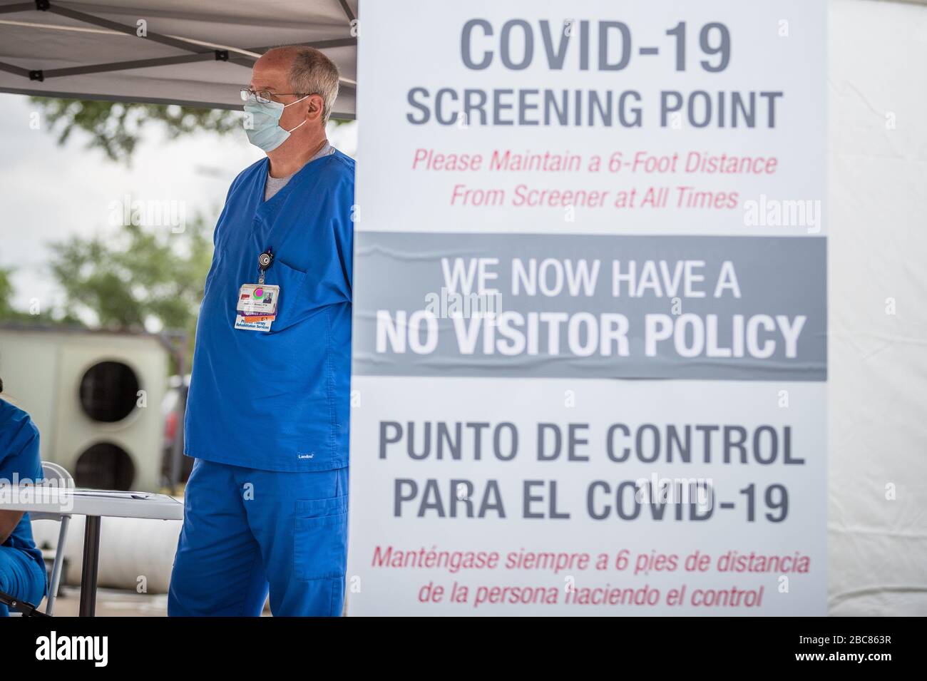 April 2020: Die Mitarbeiter des Gesundheitswesens bereiten sich auf die Behandlung von Patienten inmitten der neuen Coronavirus-Pandemie COVID-19 vor. Prentice C. James/CSM Stockfoto