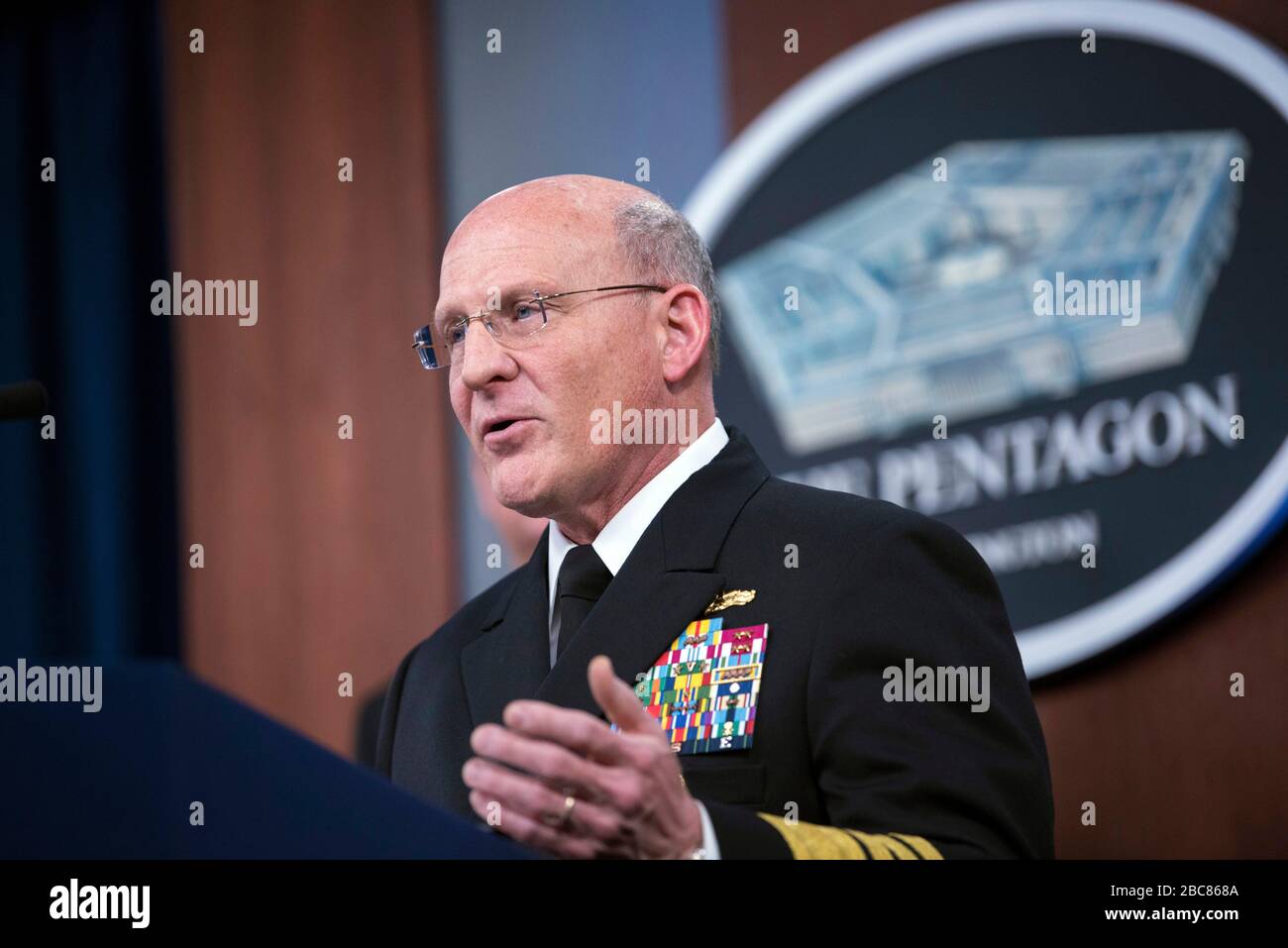 US-Chef für Marineoperationen ADM. Michael M. Gilday, berichtet Reportern über die COVID-19-Pandemie im Pentagon am 1. April 2020 in Arlington, Virginia. Stockfoto
