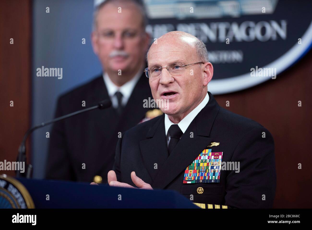 US-Chef für Marineoperationen ADM. Michael M. Gilday, berichtet Reportern über die COVID-19-Pandemie im Pentagon am 1. April 2020 in Arlington, Virginia. Stockfoto