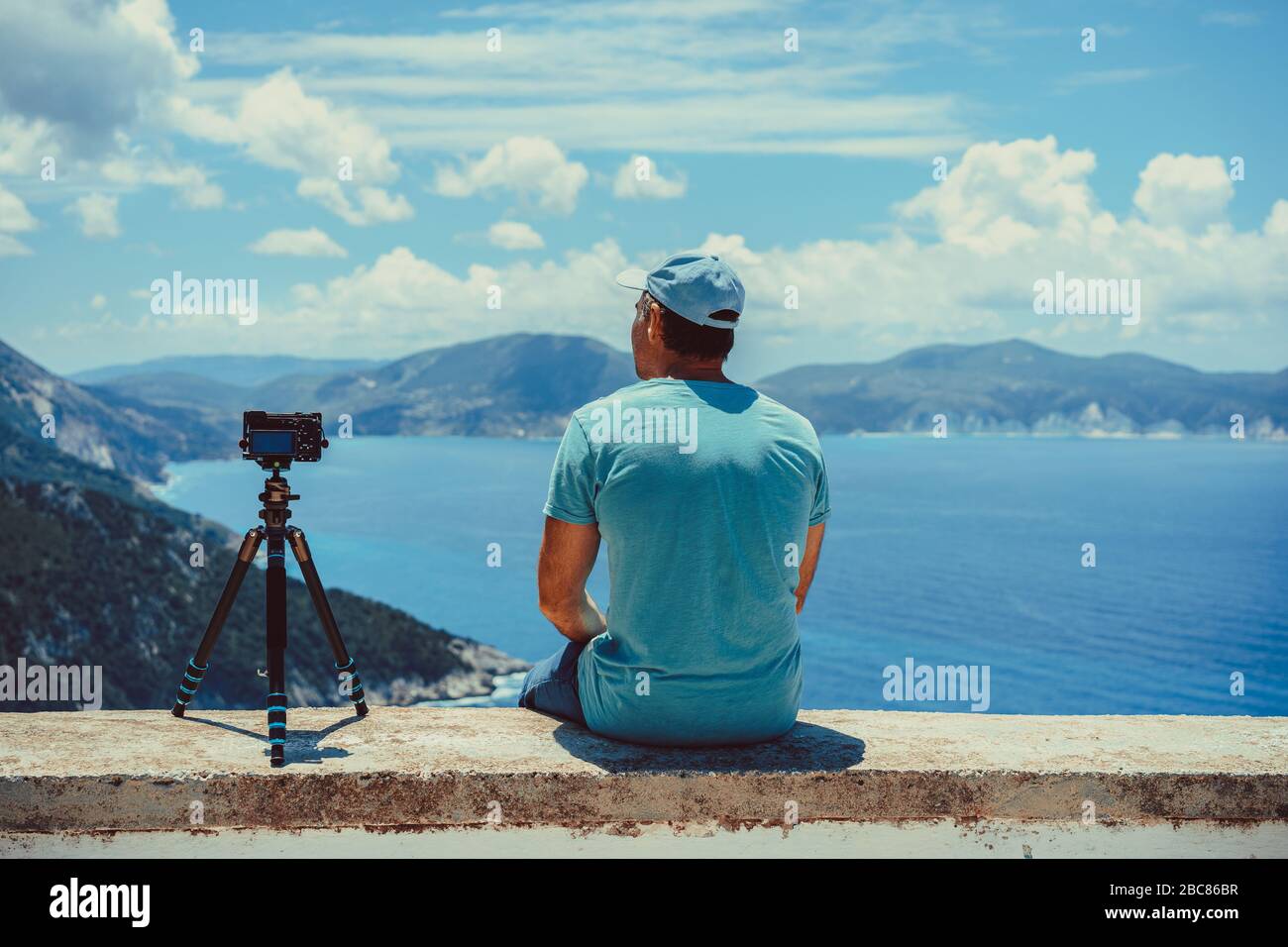 Sommerurlaub Berufung Griechenland besuchen. Männliche Fotograf genießen Capture Time Lapse bewegen cloudscape Küstenlinie und das Mittelmeer mit Kamera o Stockfoto