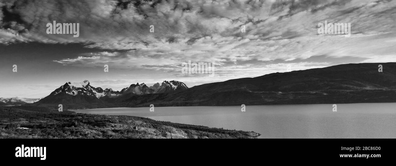 Morgenlicht über Lago del Torro, Torres de Paine, Magallanes Region, Patagonien, Chile, Südamerika Stockfoto