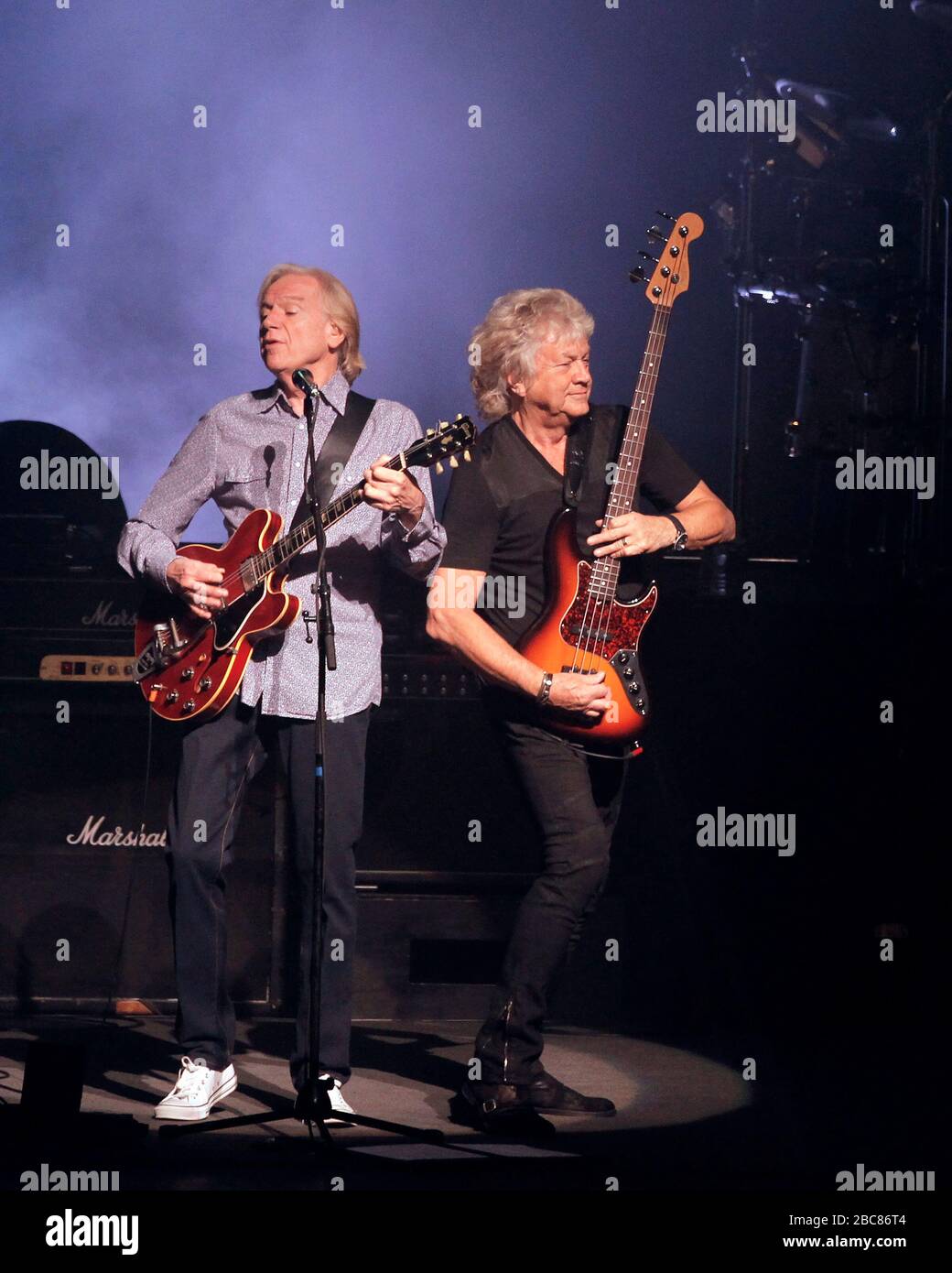 Justin Hayward und John Lodge (L bis R) vom Moody Blues treten mit Graeme Edge und dem Rest der Band im Kravis Center for the Performing Ar auf Stockfoto