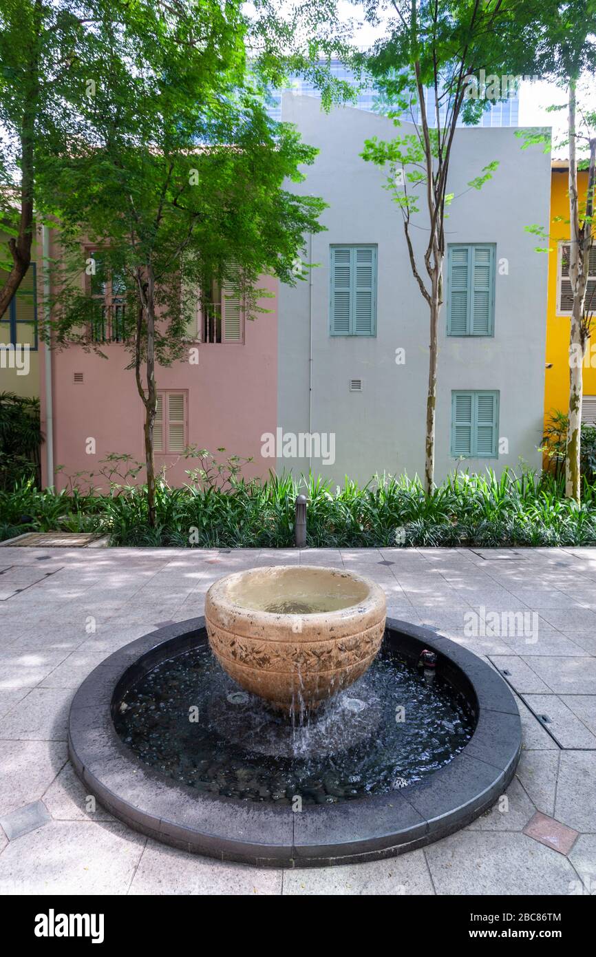 Brunnen in einer kleinen gemütlichen Gasse mit bunten Häusern in der Nähe von Peking St, Singapur Stockfoto