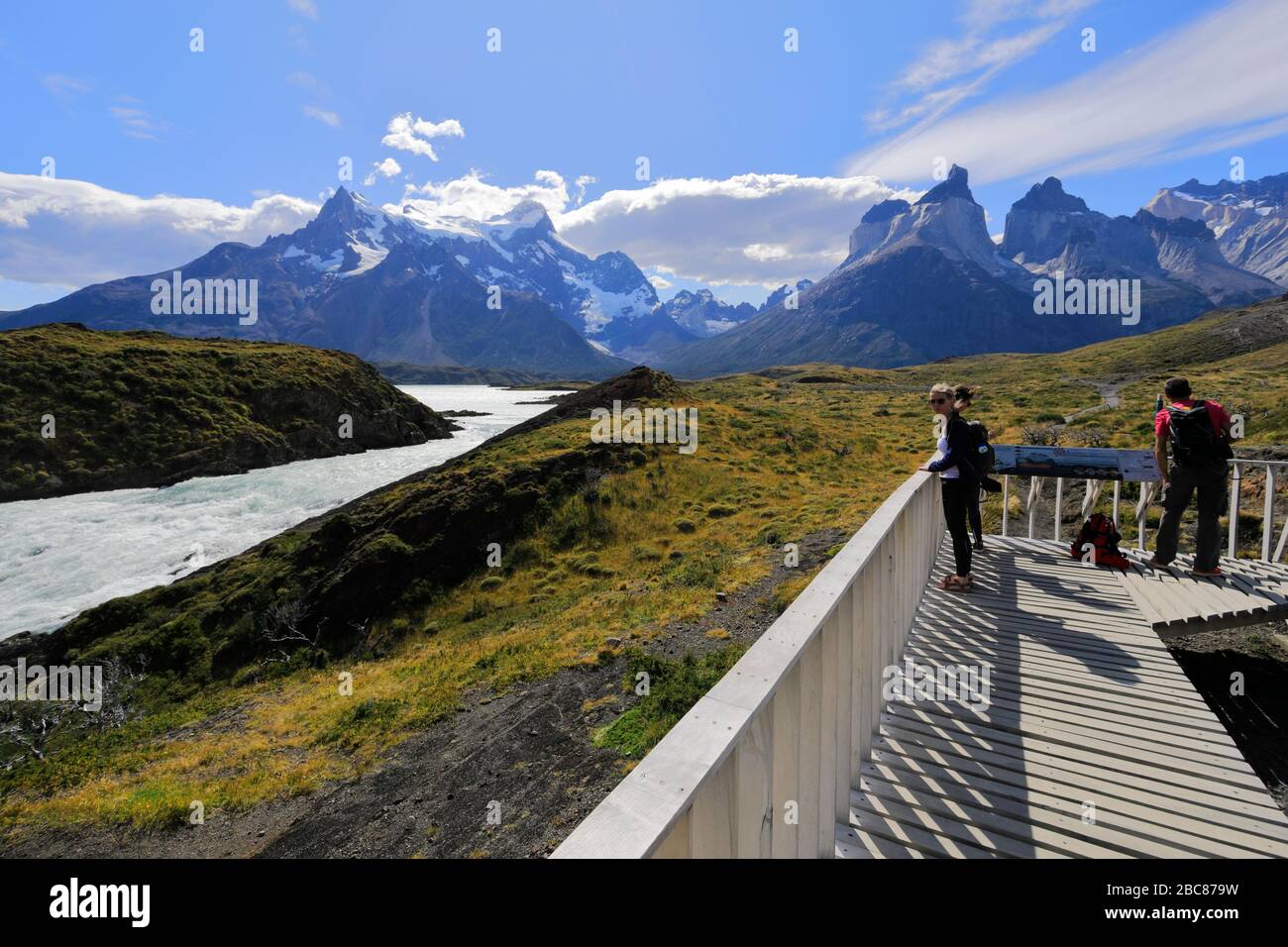 Sommerblick auf den Salto Grande Wasserfall, Lago Pehoe, Torres de Paine, Magallanes Region, Patagonien, Chile, Südamerika Stockfoto