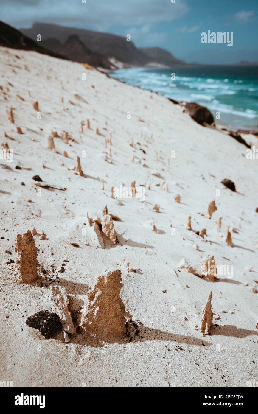 Bizarre Sandsteinformationen in der Mondlandschaft an der Küste der Insel Sao Vicente Kap Verde. Stockfoto