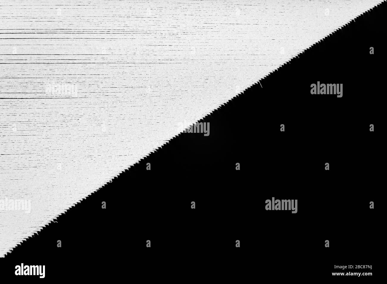 Makrofotografie von Buchkanten mit schwarzem Negativraum in Form eines Dreiecks Stockfoto