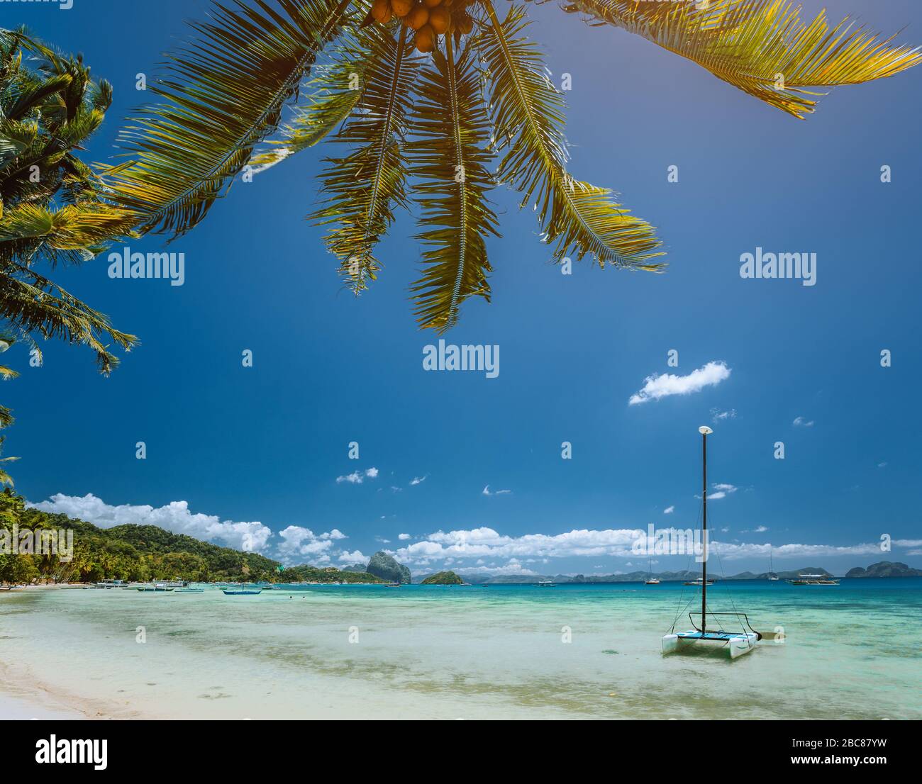 Island Hopping, exotische Ferien auf die unglaubliche White Sand Beach in El Nido, Magie der Philippinen. Stockfoto