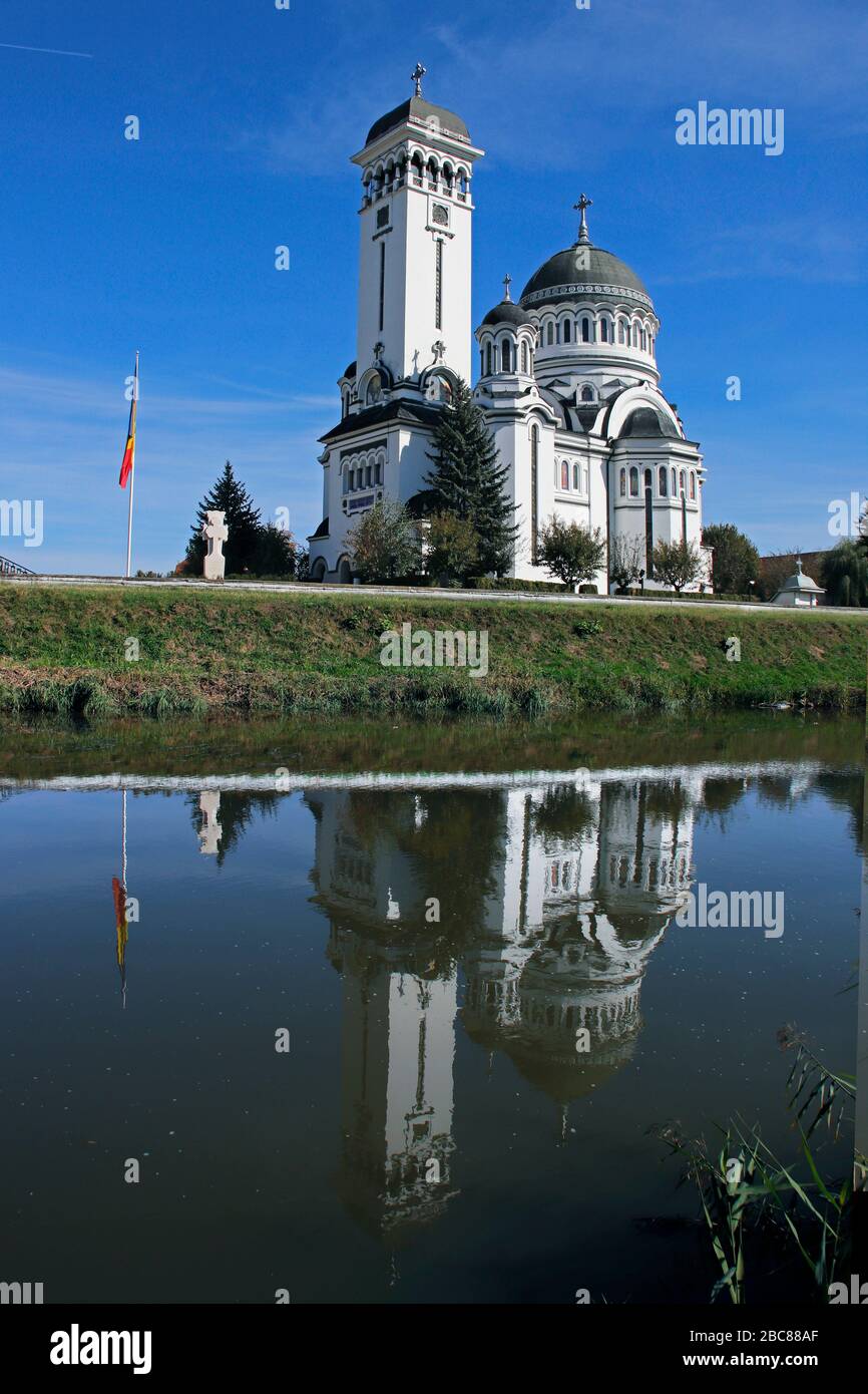 Die Dreifaltigkeitskirche am Fluss Tarnava Stute in Sighisoara in der Region Siebenbürgen in Zentralrumänien Stockfoto