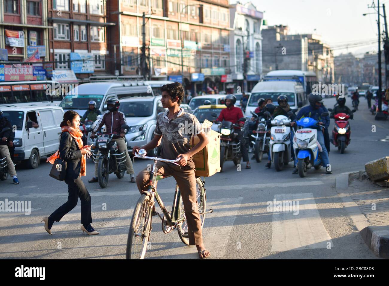 Morgen Fahrrad Lieferung in Kathmandu Stockfoto