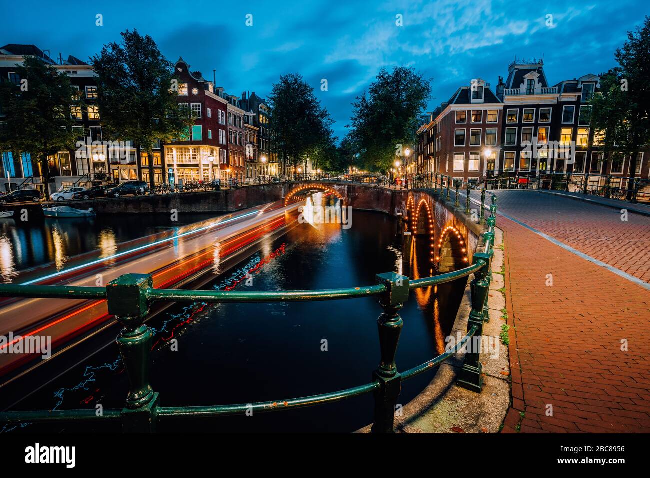 Abend in Amsterdam City, leichte Spuren und Spiegelungen auf dem Wasser an der Leidsegracht und Keizersgracht Kanäle. Lange Belichtung geschossen. Stadt Reise besuchen Stockfoto