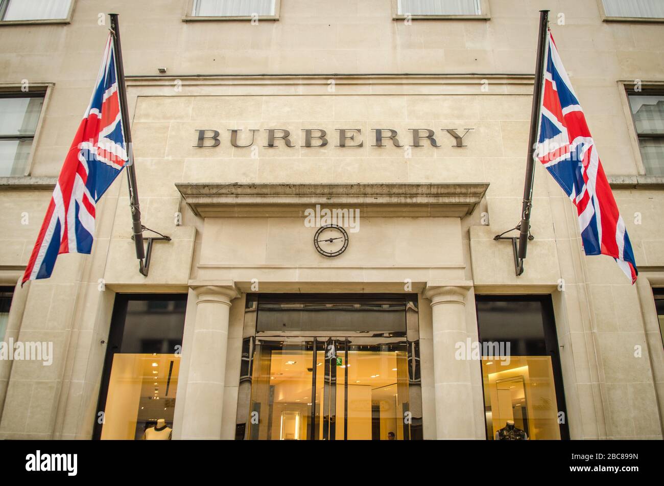 Burberry Store, eine britische Luxusmarke, Außenlogo/Beschilderung - London Stockfoto