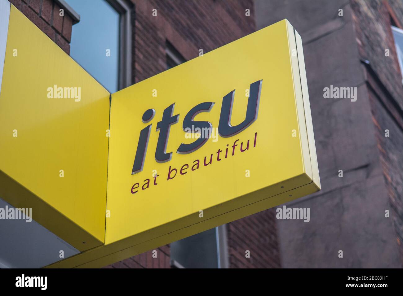 Itsu - britische Kette asiatisch inspirierter Speisen, Außenlogo/Beschilderung - London Stockfoto