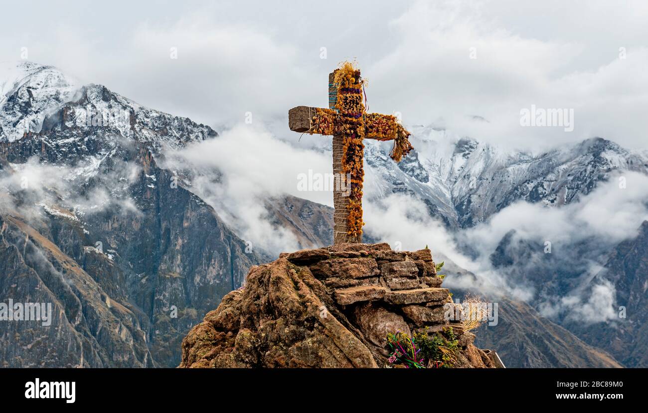Panoramabild des Kreuzes von Condor, dem berühmten Ort im Colca Canyon für Vogelbeobachtung und die Andenkondor, Arequipa, Peru. Stockfoto