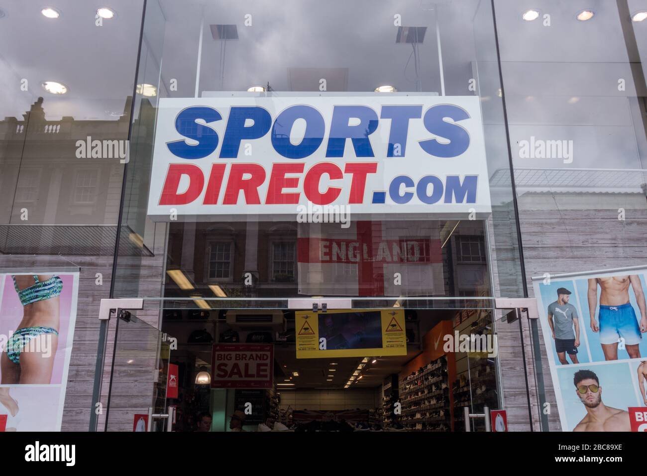 Sports Direct, britischer Sportartikelhändler für High Street - Außenlogo/Beschilderung - London Stockfoto