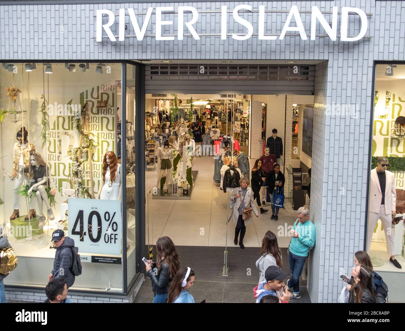 River Island - britische High-Street-Modemarke - Außenlogo/Beschilderung - London Stockfoto