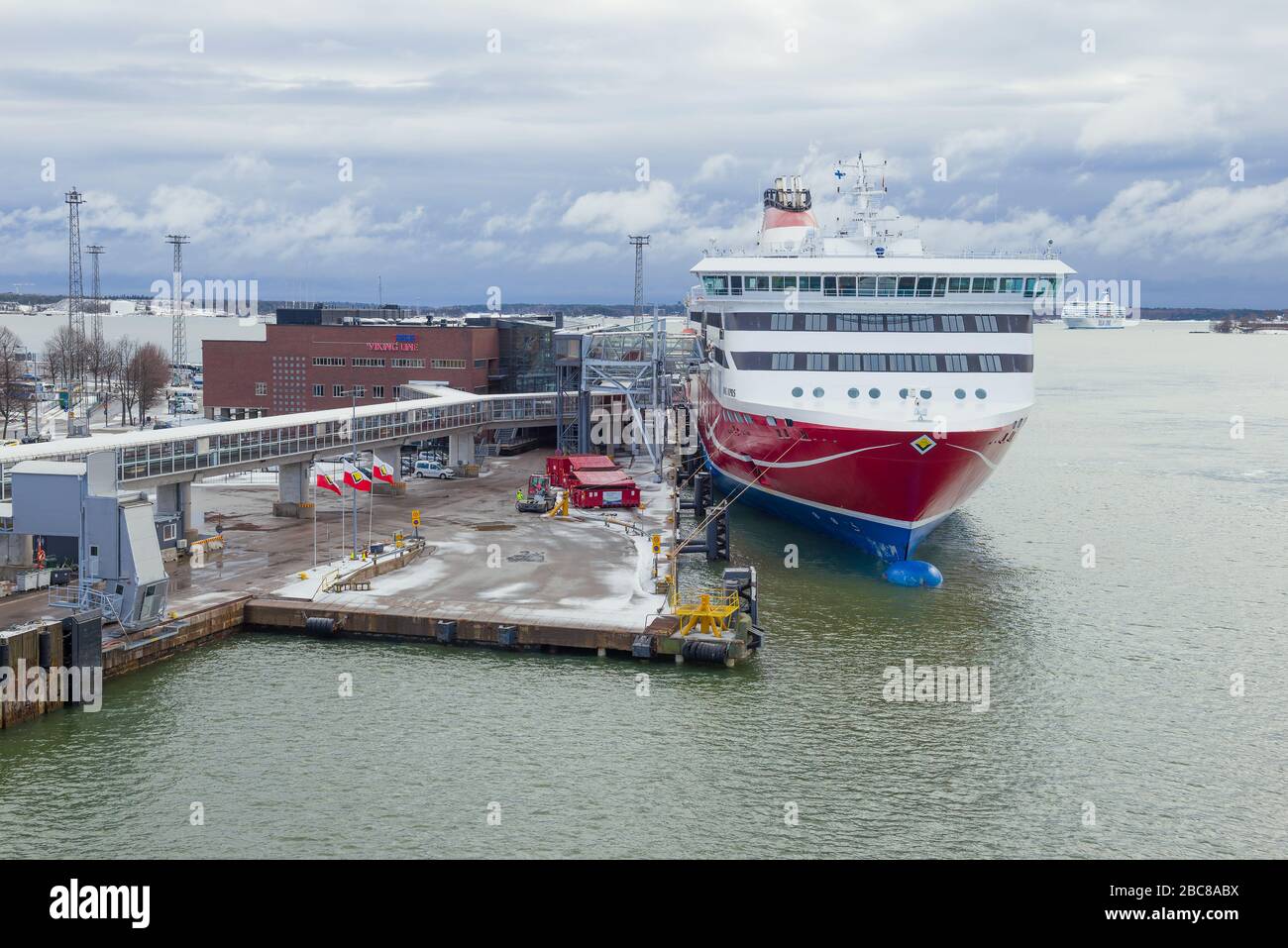 HELSINKI, FINNLAND - 10. MÄRZ 2019: Moderne Kreuzfahrtfähre Viking XPRS am Terminal der Viking Line an einem trüben Märzmorgen Stockfoto