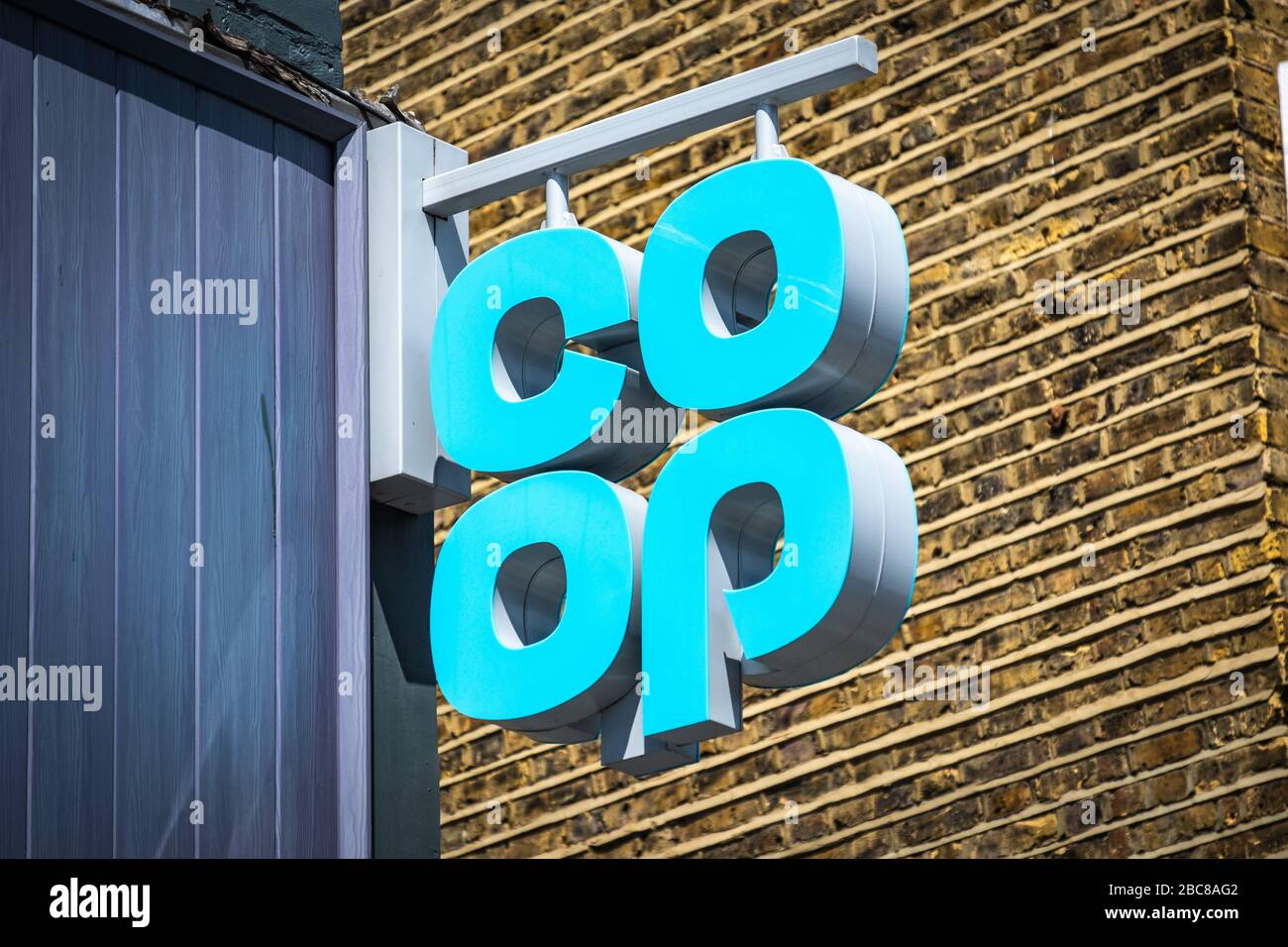 CO-op Lebensmittelgeschäft - lokale Version der britischen Supermarktkette - Außenlogo/Beschilderung - London Stockfoto