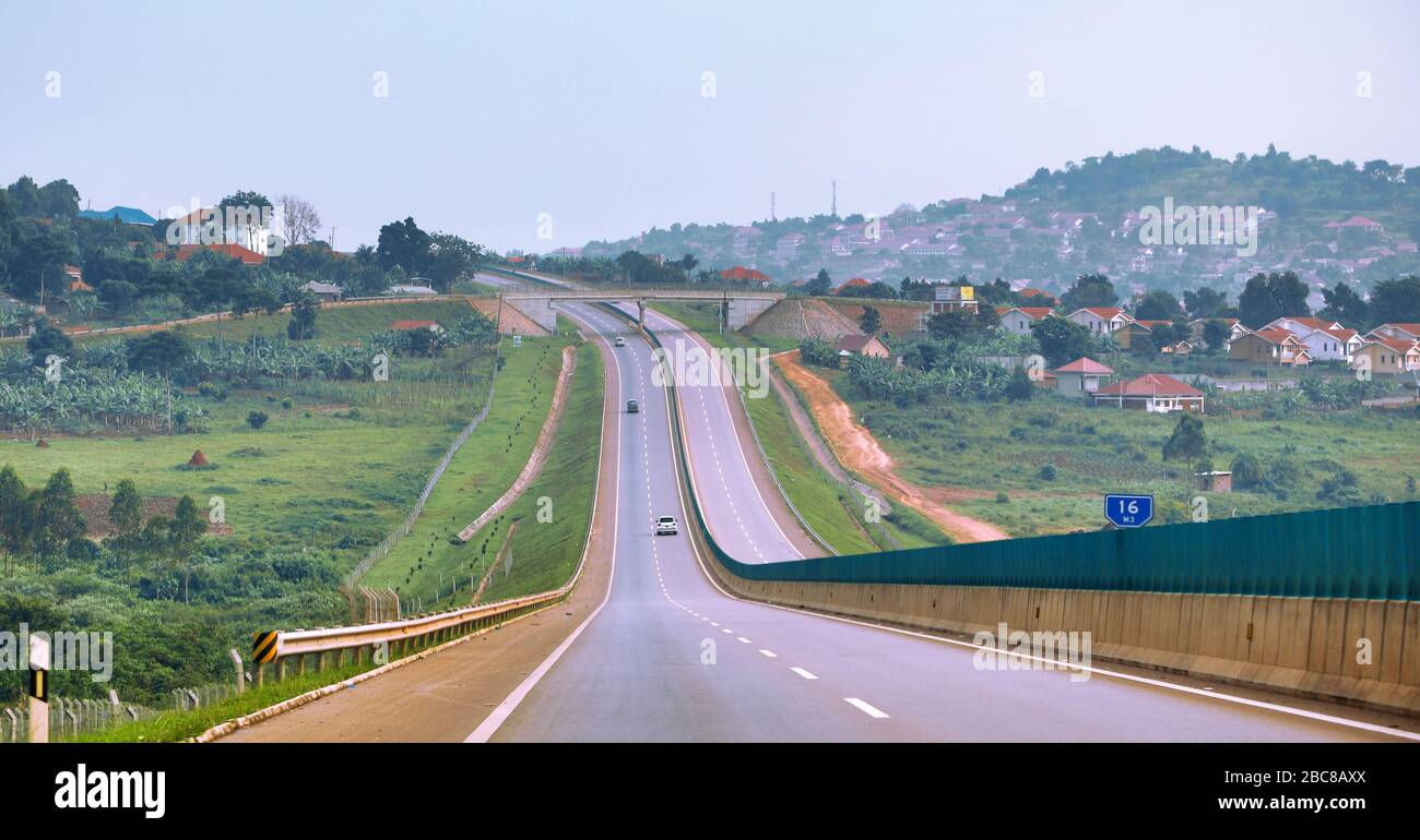 Auf dem neuen, in China gebauten Kampala-Entebbe Expressway in Uganda Stockfoto