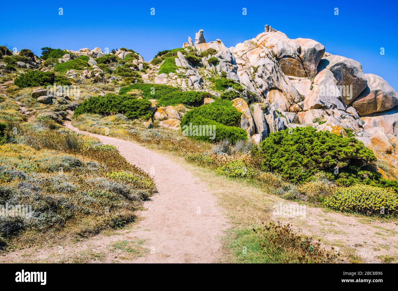 Walky Pfad zwischen bizarren Granit Felsformationen in Capo Testa, Sardinien, Italien. Stockfoto