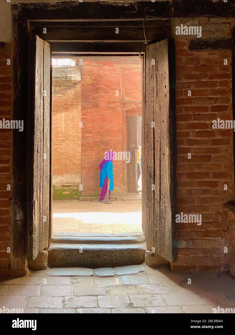 Nepalesische Frauen in heller Kleidung, die einen Umweg durchschlagen Stockfoto