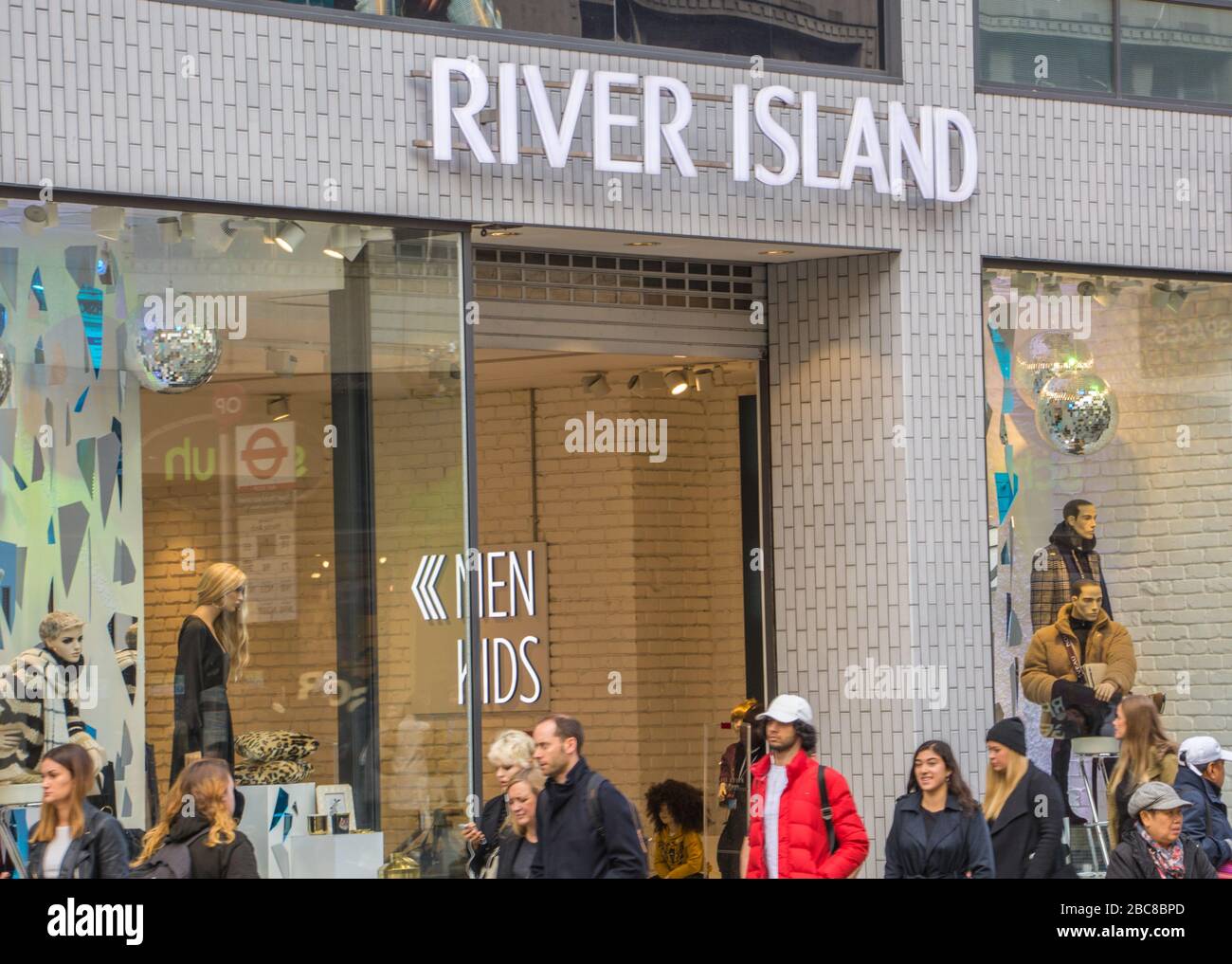 River Island - britische High-Street-Modemarke - Außenlogo/Beschilderung - London Stockfoto