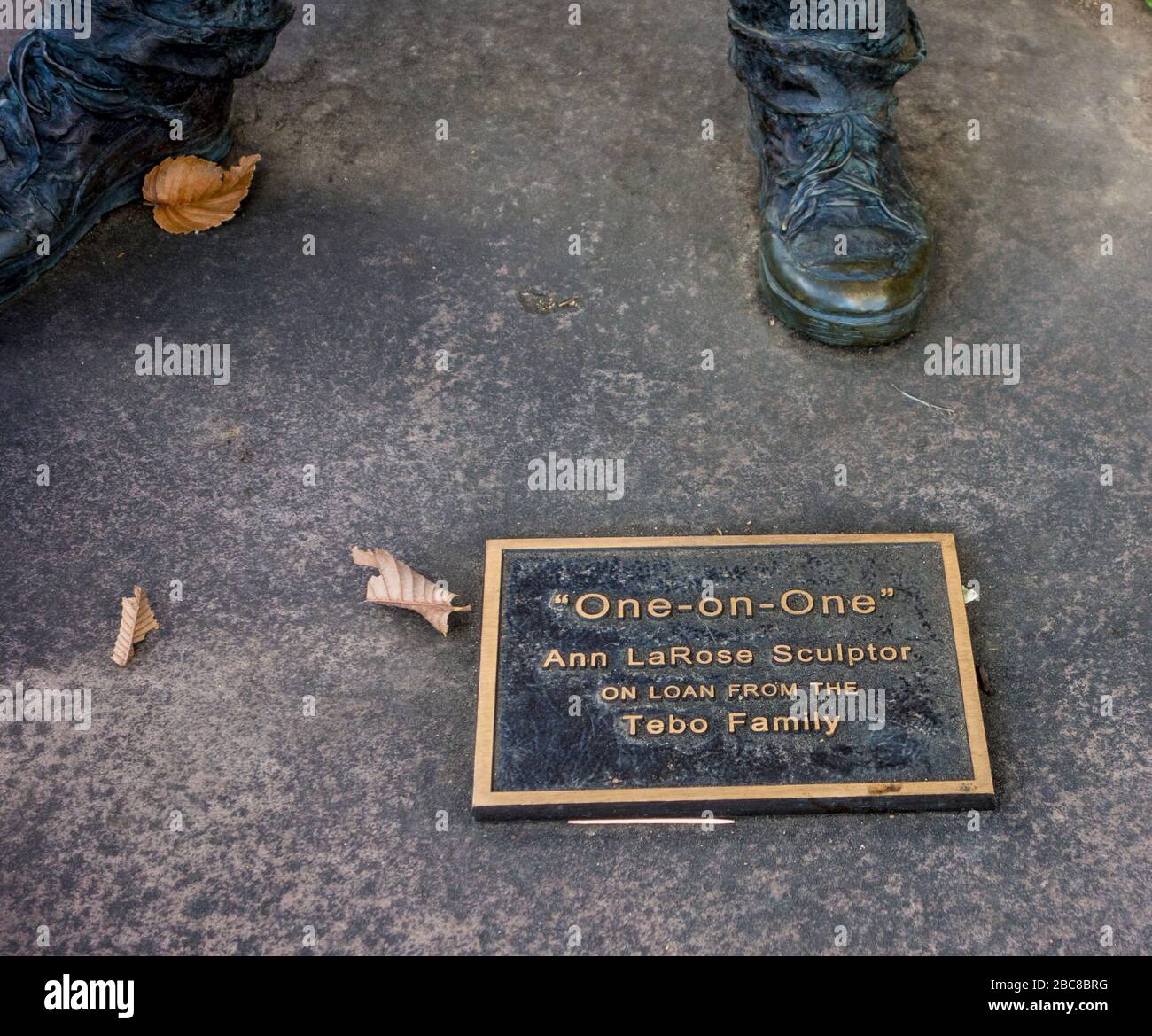 Schild für eine aus Bronze gegossene Skulptur eines Jungen und Hundes von Ann LaRose Stockfoto