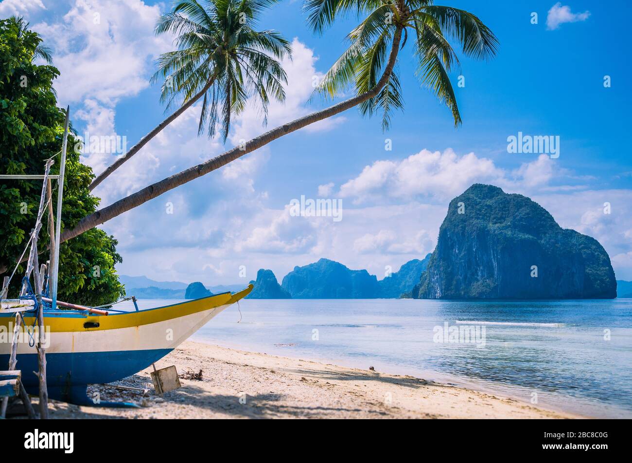 Boot an Land unter Palmen für Reparatur. Tropische Insellandschaft, El- Nido, Palawan, Philippinen, Südostasien Stockfoto