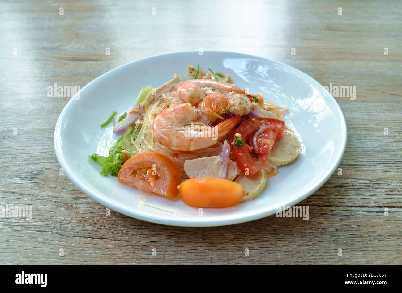 Glasnudel mit Garnelen und würzigen Salaten aus Hackfleisch und ...