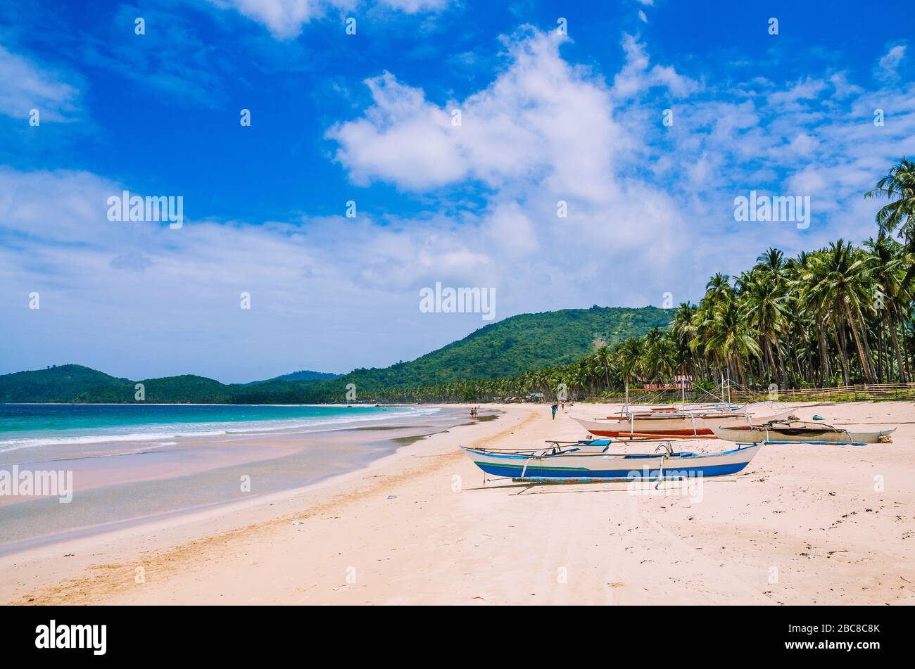 Lokale Boote an breiten Nacpan Strand an sonnigen Tag. El Nido, Palawan, Philippinen. Stockfoto