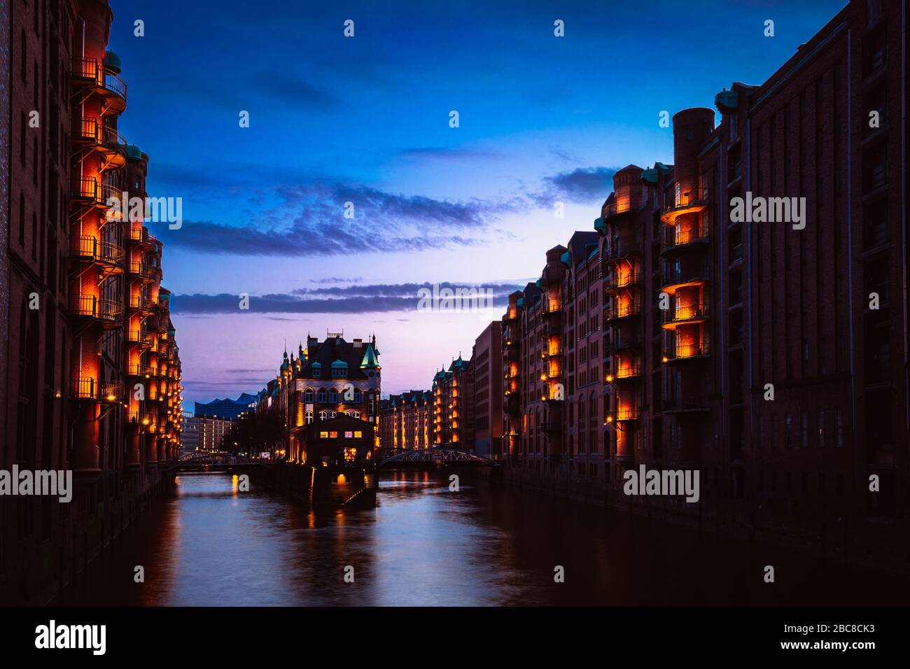 Lagerbezirk - Speicherstadt im Zwielicht. Tourismus-Wahrzeichen Hamburgs. Blick auf Wandrahmsfleet im Licht der Laterne. Hamburger Hafen mit Stockfoto