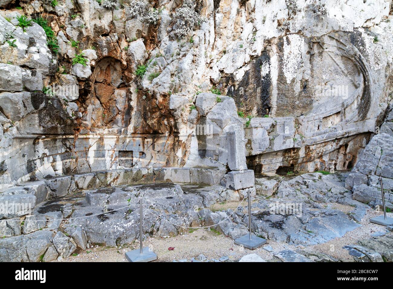 BAS-Reliefskulptur einer rhodischen Trireme auf der Akropolis von Lindos auf Rhodos, Griechenland. Das Werk stammt aus der Antike. Stockfoto