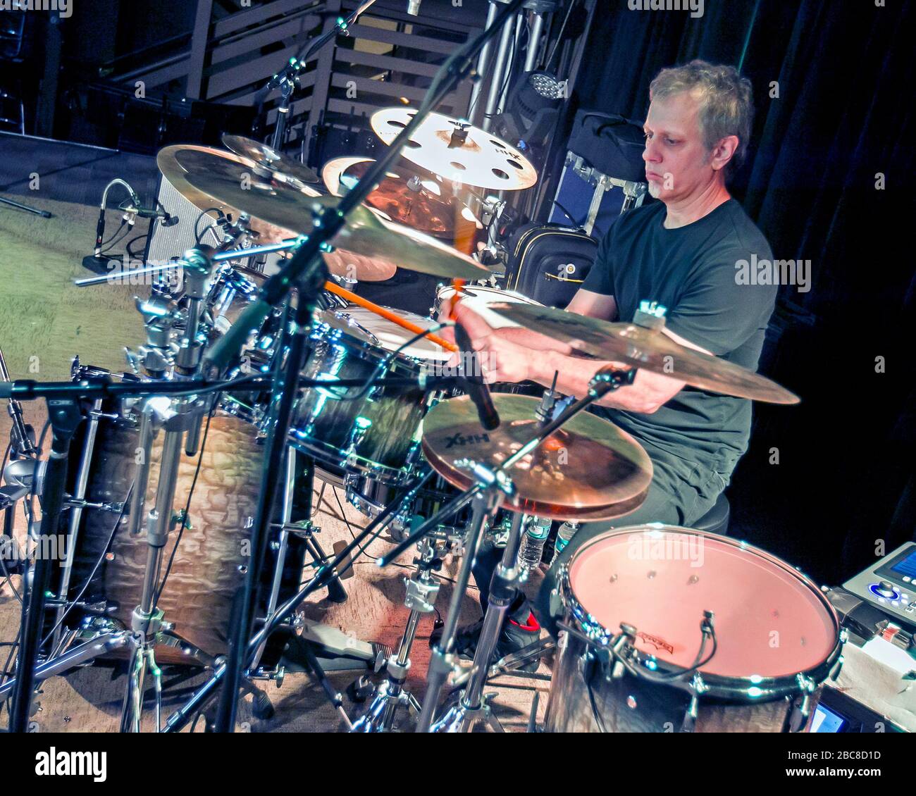 Schlagzeuger Dave Weckl wärmt sich vor einem Auftritt mit Oz Noy am 3rd und Lindsley in Nashville, Tennessee auf. Stockfoto