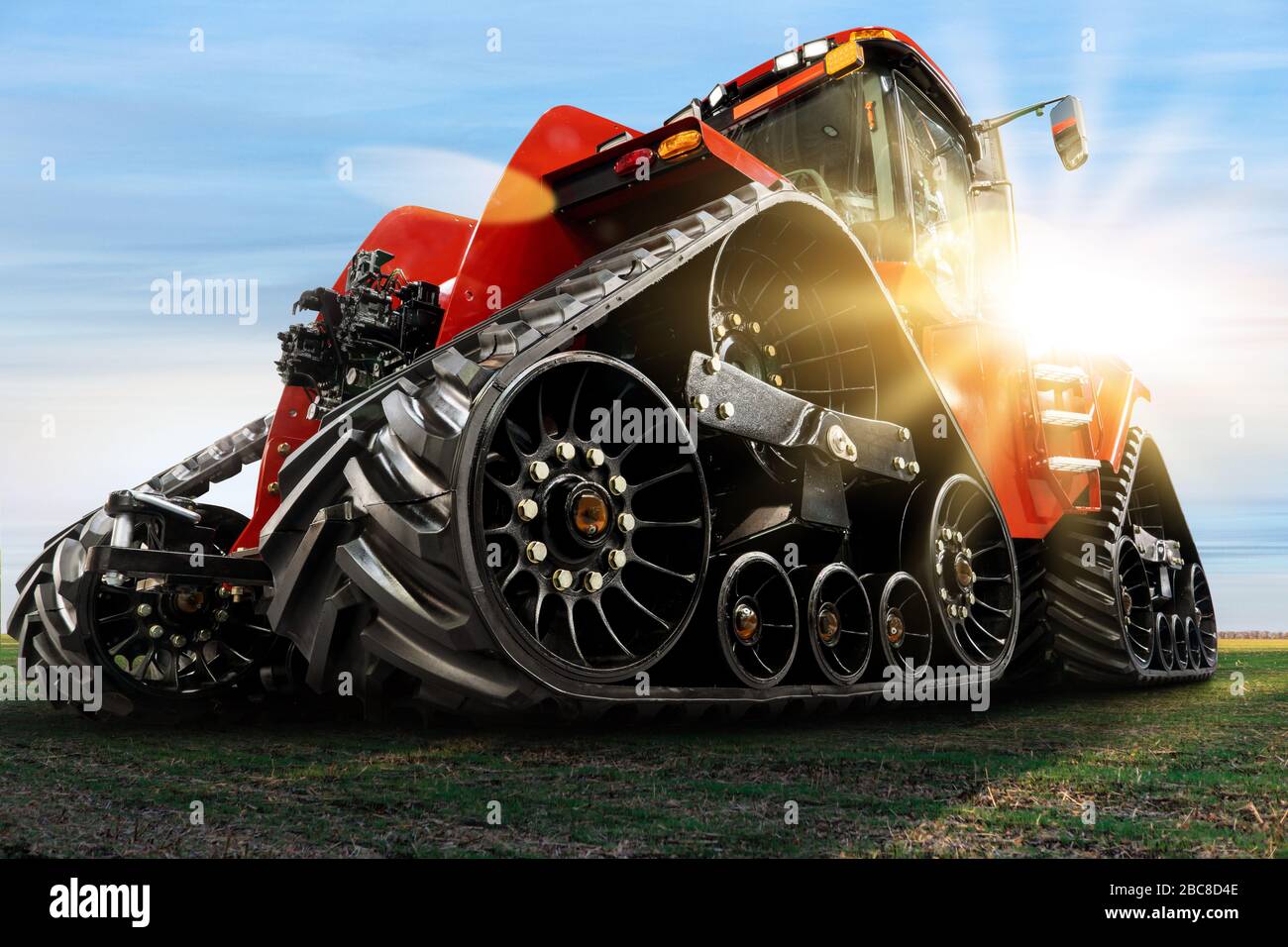 Untere Ansicht des landwirtschaftlichen Traktors mit Gummilaufverfolgung. Stockfoto