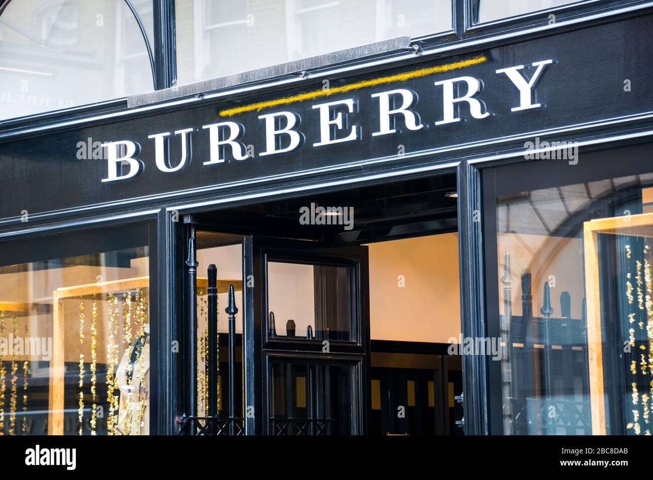 Burberry Store, eine britische Luxusmarke, Außenlogo/Beschilderung - London Stockfoto