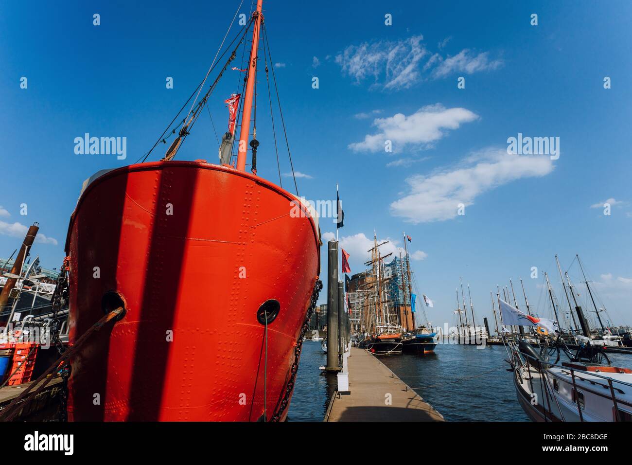 HAMBURG, 9. Mai 2018: Rotes Feuerwehr-Patrouillenboot im Hamburger Hafen mit Restaurant an Bord. Stockfoto