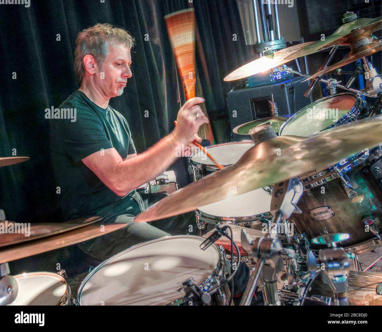 Schlagzeuger Dave Weckl wärmt sich vor einem Auftritt mit Oz Noy am 3rd und Lindsley in Nashville, Tennessee auf. Stockfoto