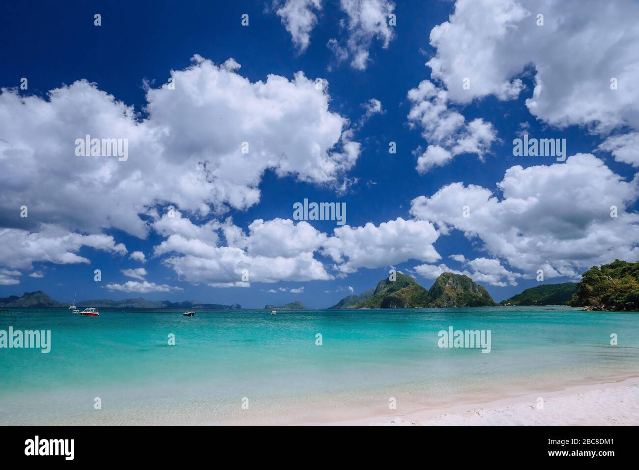 El Nido, Palawan, Philippinen. Flache Lagunenbucht, sandiger Strand und schöne weiße Wolkenlandschaft. Reise- und Urlaubskonzept. Stockfoto