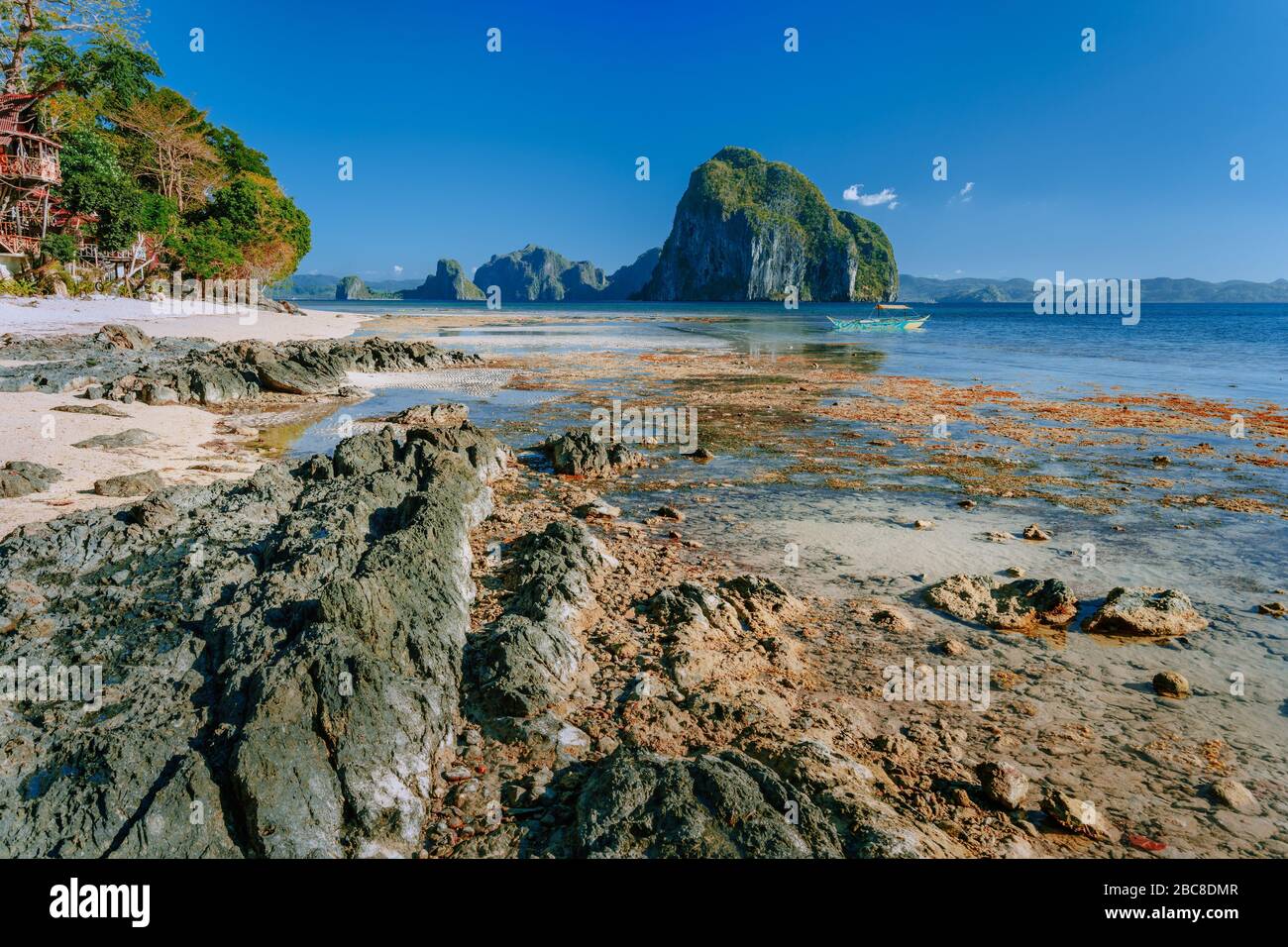 Felsige exotische Küste vor der Insel Pinagbuyutan. Traumhafte Landschaft in El Nido, Palawan, Philippinen. Stockfoto